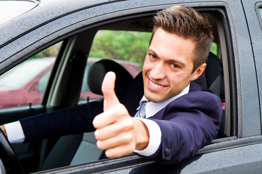 Daumen hoch beim Auto verkaufen